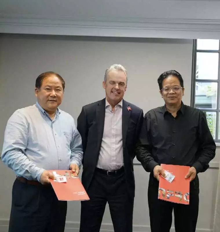  深圳防水代表團(tuán)拜訪英國(guó)屋面工程協(xié)會(huì)領(lǐng)導(dǎo)和專家_開來濕克未防水